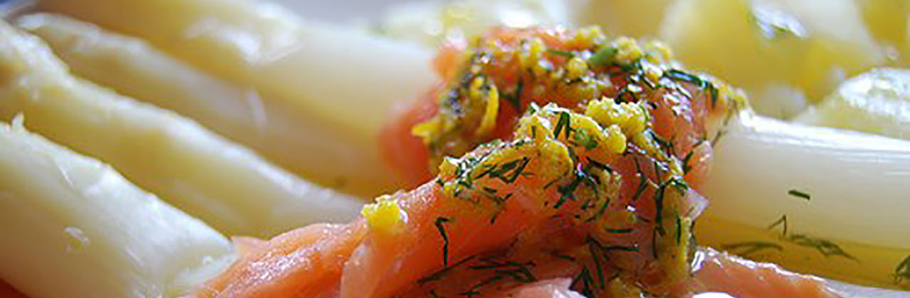 In Juulz+ gemarineerde asperges met gerookte zalm