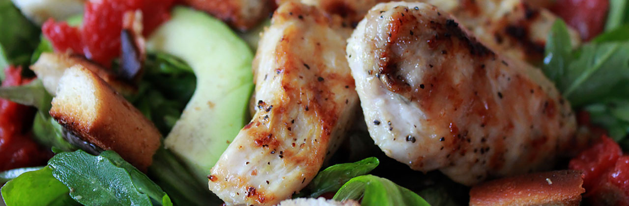 Lauwwarme salade met kip, spekjes en champignons